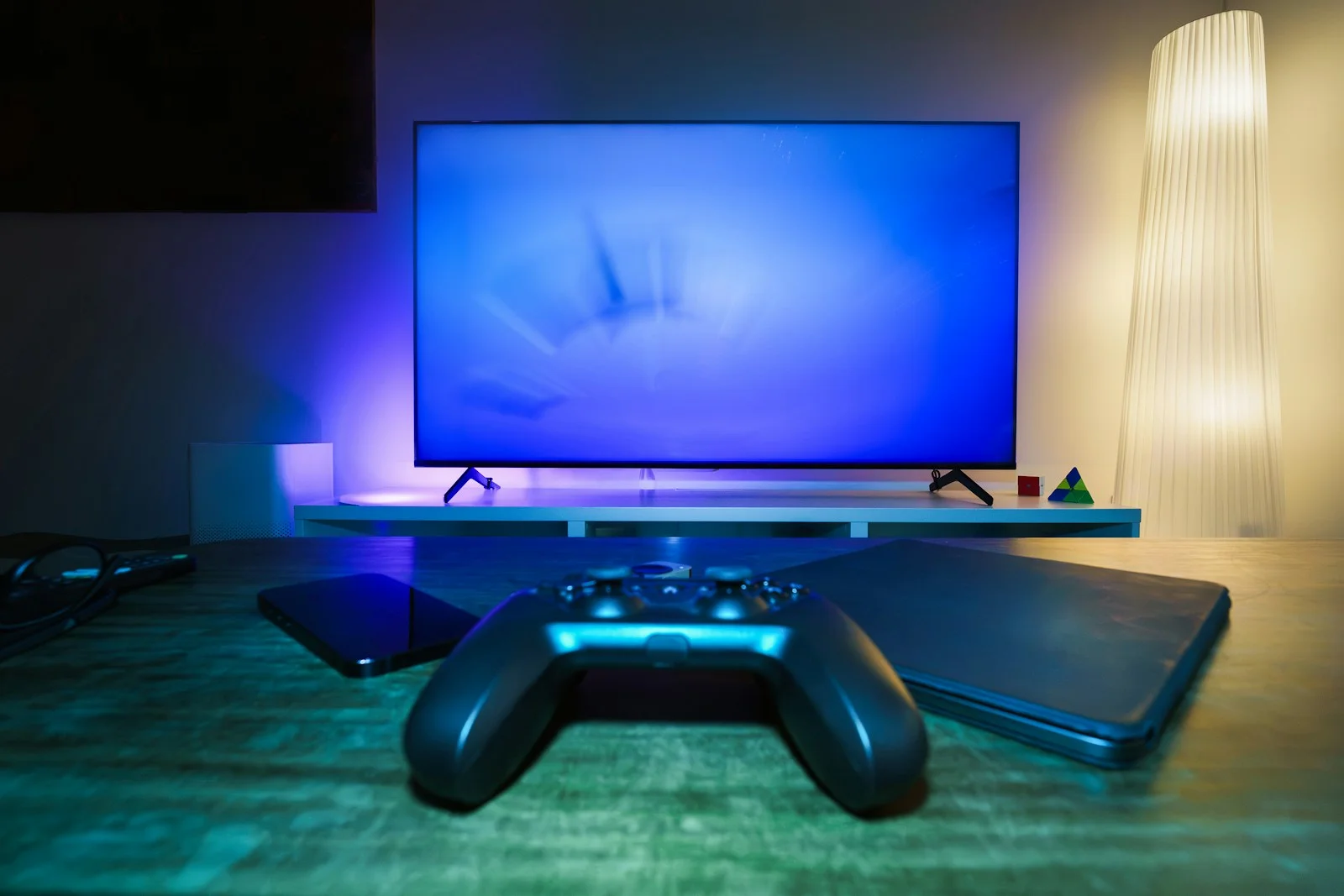 Controle de videogame e televisão em uma sala de estar.